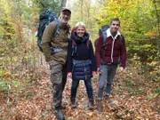 Wieder geht es zwei Tage durch den Wald, inklusive Übernachtung unter freiem Himmel. Peter Wohlleben, Cordula Stratmann und Micky Beisenherz.