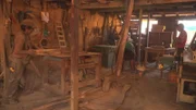 In Schreinereien und Werkstätten verdienen die Häftlinge sich ein paar Bolivianos dazu.
