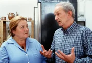 "Marga Engel kocht vor Wut" Der Rechtsanwalt Dr. Gössel (Michael Gwisdek) hat schlechte Nachrichten für Marga (Marianne Sägebrecht).