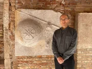 Seit Jahren ist Andrew Chugg auf der Suche nach dem verschollenen Grab des berühmten Feldherren Alexander des Großen. Verbirgt sich hinter diesem steinernen Fresko in Venedig der entscheidende Hinweis?