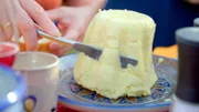 Der Tisch wird mit Eierkäse bereichert.