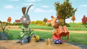 Pip und Posy spielen im Sandkasten.