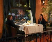 Officer Lucy Chen (Melissa O'Neil) geht undercover mit Frank Tesca (Michael Rooker) essen, um Informationen über den illegalen Schusswaffenhandel zu sammeln, an dem er beteiligt ist.