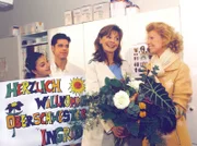 Wer hätte das gedacht: Schwester Arzu (Arzu Bazman), Vladi (Stephen Dürr) und Schwester Yvonne (Maren Gilzer, v.l.n.r.) konnten es kaum erwarten, dass Oberschwester Ingrid (Jutta Kammann, rechts) ihren Dienst wieder antritt.