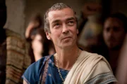 Während Spartacus nur knapp einem Mordanschlag entgehen kann, denkt Batiatus (John Hannah) darüber nach, Crixus zu verkaufen ...
