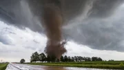 Tornadostürme entstehen innerhalb von wenigen Minuten. Wissenschaftler und Sturmjäger setzen ihr Leben aufs Spiel, um mehr über ihr Aufkommen herauszufinden.