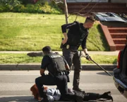 Officer Tim Bradford (Eric Winter, r.) und Aaron Thorsen (Tru Valentino, l.) nehmen eine Tatverdächtige (Carmireli Rodriguez, M.) mitten auf der Straße fest.