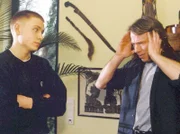 Michael Dietrich (Ulrich Wiggers, rechts) ist verwirrt, als plötzlich sein Sohn Mirco Venske (Max Riemelt) unerwartet in Berlin auftaucht...