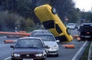 Die Gangster rasen auf ihrer Flucht mit ihrem Wagen von einem Feldweg auf die Autobahn und verursachen dadurch einen Massencrash...