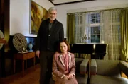 Die Diplomatenwitwe Heidrun Kasimir (Barbara Schnitzler, r.) sucht in einer ausweglosen Situation den Rat ihres Hausangestellten Jochen Schwarzer (Dietrich Adam, li).