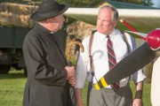 Father Brown (Mark Williams, l.) ist verwundert über die zurückhaltende Reaktion von Arthur Le Broc (Rupert Vansittart, r.). Sein Sohn ist nach langer Zeit wieder aufgetaucht, doch die Freude seines Vaters hält sich in Grenzen.