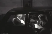 Präsident Bill Clinton (Amtszeit 1993-2001) und sein Berater George Stephanopoulos besprechen in der Präsidentenlimousine ein Statement. Das aktuelle Modell des gepanzerten Fahrzeugs ist unter dem Spitznamen „The Beast“ bekannt.