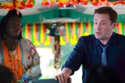 DI Jack Mooney (Ardal O'Hanlon) befragt die Fahrgäste von Butterfly Brown (Chizzy Akudolu).