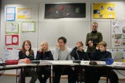 Willi Weitzel (Mitte) mit der Lehrerin Katrin Steiner (stehend) und den Schülern der Münchner Samuel-Heinicke-Realschule. Die Schüler, von links: Lena, Lilli, Bastian und Phillip.