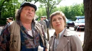 Hausmeister Braake (Volker Herold, l.) weiß einiges über den toten Rektor zu berichten und weiht Kommissarin Katrin Börensen (Claudia Schmutzler, r.) ein. Gärber war ziemlich streng und bei den Schülern nicht gerade beliebt.