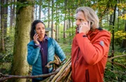 Michael (Erich Altenkopf, r.) und Nicole (Dionne Wudu, l.) erfahren unwohl von dem geflohenen Häftling.
