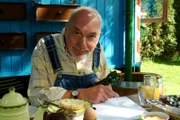Durch ein Wasserglas bricht das Licht der Sonne. Peter (Peter Lustig) ist von diesem Wunderwerk der Natur ganz begeistert.