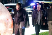"CSI: Vegas", "Es wird eng." Ein Paar mit denselben sexuellen Vorlieben wird kurz nacheinander tot aufgefunden. Den beiden scheint ihr Faible für beengte Räume zum Verhängnis geworden zu sein. Die Unfalltheorie gerät gehörig ins Wanken, als das CSI-Team den verärgerten Ehemann des weiblichen Opfers ausforscht. Derweil geht der Versuch der engagierten Kriminalbeamtin Dawn Banks, einen mutmaßlichen Serienvergewaltiger zu schnappen, gewaltig in die Binsen. Während ihrer Ermittlungen verschwindet Dawn spurlos.Im Bild (v.li.): David Berman (David Phillips), Ted Danson (D.B. Russell).