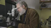 Der Molekularbiologe George Church kann mithilfe von Gen-Säuberung Organe züchten, die viren-, krebs- und altersresistent sind.