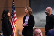 Detective Lopez (Alyssa Diaz, l.) lernt Lieutenant Pine (Alysia Reiner, M.), die Leiterin der Metro-Einheit, und ihren Stellvertreter Kevin Hicks (Joel Steingold, r.) kennen, da eine gemeinsame Zusammenarbeit bevorsteht.