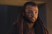 Ashur (Nick E. Tarabay) schließt sich nicht Spartacus' Aufstand an. Stattdessen sucht er seinen Vorteil darin, die Römer im Kampf gegen die entflohenen Gladiatoren zu unterstützen.