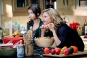 L-R: Haley Dunphy (Sarah Hyland), Claire Dunphy (Julie Bowen)