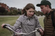 "Herm" (Adrian Grünewald) hat sich in Mitschülerin Yvonne (Linda Stockfleth) verliebt.