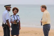 JP Hooper (Tobi Bakare) und Ruby Patterson (Shyko Amos) berichten DI Jack Mooney (Ardal O'Hanlon) von den neuesten Erkenntnissen.