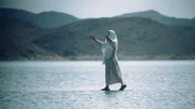 Jesus (Darsteller unbekannt) läuft über das Wasser.