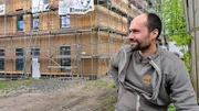 Früher hat Hannes Ibbeken in einer Werbeagentur gearbeitet, jetzt ist er Chef einer alten Sägerei.
