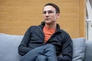 Die Ermittlung führt zu Aaron Peel (Henry Lloyd-Hughes), den CEO eines Online-Datenzentrums.