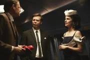 McNamara (Max Giermann, l.) versucht es mal mit Vernunft, sein Chef, John F. Kennedy (Matthias Matschke, M.), lässt sich aber nur kurz von der attraktiven Stewardess (Isabell Polak, r.) ablenken.