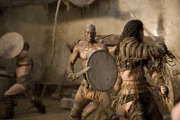 Training der Gladiatoren: Drago (Peter Mensah, M.) ...