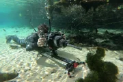 Um Wasserpflanzen zu filmen, nutzt Kameramann Joao Paulo Krajewski ein speziell angepasstes Objektiv mit entsprechendem Slider.