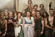 Gespannt verfolgen Solonius (Craig Walsh-Wrightson, 3.v.l.), Gaia (Jaime Murray, M.l.), Lucretia (Lucy Lawless, M.r.) und Batiatus (John Hannah, 4.v.r.) einen Kampf von Gannicus - und hoffen auf einen Sieg ...
