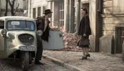 Josef (Henning Baum) will Anna (Christiane Paul) helfen.