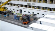 Ein Schiff der "AIDA"-Flotte wird im Hafen beladen. Bei einem voll ausgelasteten Schiff mit 6000 Passagieren werden für zehn Tage bis zu 90 Tonnen Lebensmittel benötigt.