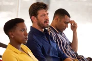 Beim Verhör von Josh Hunter (Lloyd Everitt, r.), seinem Vater Brian Hunter (Adrian Bower, M.) und Inez Farah (Jade Anouka, l.) wird die Wahrheit aufgedeckt.