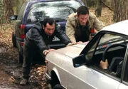 Martin (Sönke Möhring, r.) und Hasan (Tim Seyfi, l.) haben sich im Wald festgefahren.