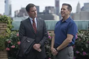 Eine Spur bei den Ermittlungen führt Agent Peter Burke (Tim DeKay, li.) zu dem aalglatten Manager Edward Walker (Tim Matheson).