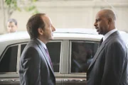 Captain Roy Montgomery (Ruben Santiago-Hudson, r.) fühlt dem zwielichtigen Frank Davis (Jeff Harlan, l.) auf den Zahn ...