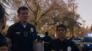 Officer John Nolan (Nathan Fillion) und Officer Celina Juarez (Lisseth Chavez) eilen zu einem akuten Einsatz, an dem ein unter Beschuss geratener Krankenwagen beteiligt ist.