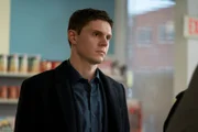 Detective Colin Zabel (Evan Peters)