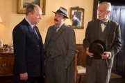 Inspector Mallory (Jack Deam, M.) befragt Robert Twyman (Robert Daws, l.), den Vater des Toten. Beide können sich nicht erklären, wie sich der Mörder Zugang zu dem Haus verschaffen konnte. Der Psychoanalytiker Mordaunt Jackson (Paul Bown, r.) kommt hinzu.