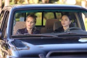 Isabel Bradford (Mircea Monroe, l.) und Lucy Chen (Melissa O'Neil, r.) observieren die zu rettende Person aus einem Auto heraus. Währenddessen befragt Lucy Isabel zu ihrer Vergangenheit als Undercover-Agentin.