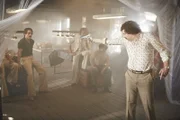 Pablo Escobar (Paul Sedlmeir, r.) sorgt bei seinen Jungs (Alexander Schubert, Max Giermann und Carsten Strauch) für Disziplin.