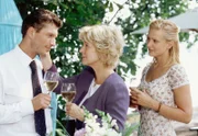 Jona (Christiane Hörbiger, Mitte) ist froh darüber, dass ihr Sohn Jakob (Hardy Krüger jr.) in Clarissa (Stephanie Kellner) endlich seine große Liebe gefunden hat.
