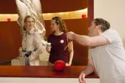 Steigt Ingo (André Dietz) selbst noch bei seinen vielen Frauengeschichten durch? Kein Wunder, wenn man auf der Arbeit täglich von so hübschen Frauen wie Laura (Isabelle Höpfner, li.) und Constanze (Sabine Langenbach) umgeben ist...