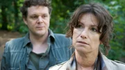 Einen Tag nach der zufälligen Begegnung mit Lars Pöhlmann wird Wolf Jessen tot im Wismarer Zoo gefunden. Er wollte das Wolfsgehege besichtigen und wurde von den Tieren angegriffen. Weder Zoodirektorin Dr. Nolte (Sabine Vitua, r.) noch Tierpfleger Tengler (Thomas Wehling, l.) können sich diesen Vorfall erklären - die Wölfe waren äußerst friedliche Tiere.