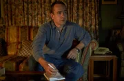Charles (Matthew Macfadyen) und seine Familie verfolgen die Quizshow.